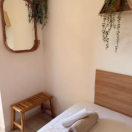 Simple Avec Terrasse Privee - Proche Tram Et Centre - Cuisine Et Salle De Bain En Partage 3*