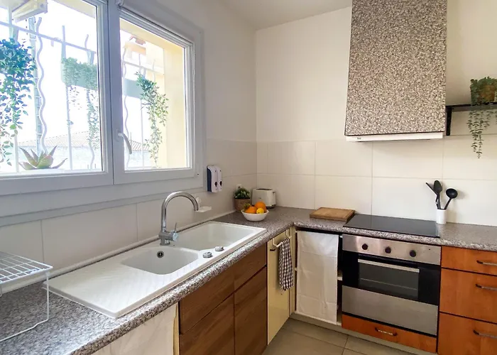 Simple Avec Terrasse Privee - Proche Tram Et Centre - Cuisine Et Salle De Bain En Partage